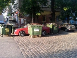 Конспирация? В Одессе машину спрятали за мусорными баками (ФОТО)
