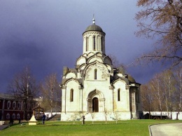 На территории Спасо-Андроникова монастыря повредили захоронения