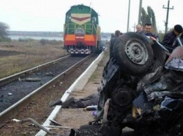 На одном из ж/д переездов в Екатеринбурге поезд врезался в «Infiniti»