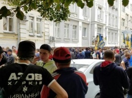 «Азов» пикетирует Печерский суд