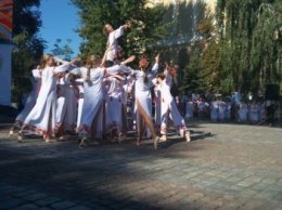 День города в Днепре: возле памятника Полю танцевали в честь "именинника" (ФОТО)