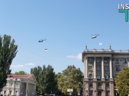 Флаги над городом. В День рождения Николаева над Соборной кружили вертолеты