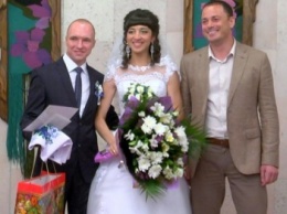 В День города мэр Каменского поздравил молодоженов со свадьбой
