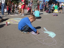 Маленькие патриоты разрисовали дороги Славянска (фото)