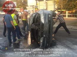 В Киеве пьяный водитель улетел с моста (фото)
