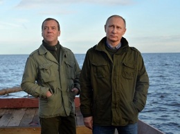 Путин с Медведевым на выходных сходили в церковь и половили рыбу неводом - СМИ