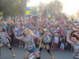 Мариупольцы танцевали в День города (ФОТО)