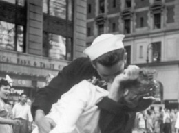 В США скончалась героиня знаменитого снимка "Поцелуй на Таймс-сквер"
