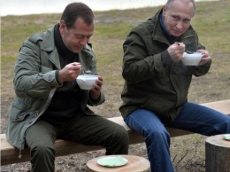 Медведев показал, как ужинает с Путиным