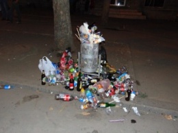 Горы мусора и бутылок на Соборной: "подарок" городу на День Рождения (ФОТО)