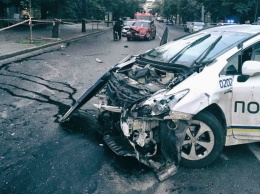 Посылка задержится. В Кривом Роге почтовый «Sprinter» протаранил патрульный «Prius»