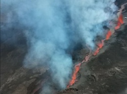 На острове Реюньоне начал извергаться вулкан Питон-де-ла-Фурнез