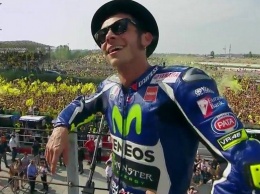 MotoGP: Видео - Валентино Росси выпил шампанское из ботинка на подиуме в Мизано