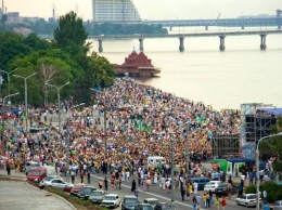 На День города днепряне оставили на Набережной 20 ведер жвачек