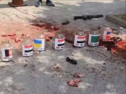 Посольство США в Киеве забросали окровавленным мясом