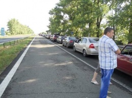 Пробки на трассе Мариуполь-Донецк длятся уже третий день