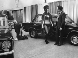 Редкое фото Лады и девушки в бикини на Нью-Йоркском автосалоне 1973