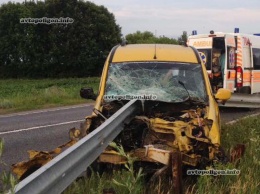 ПОВЕЗЛО!!! В 100 км от Киева Renault Kangoo нанизался на отбойник - водитель чудом остался жив. ФОТО