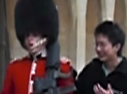 Королевский гвардеец стал звездой YouTube, испугав туриста-шутника винтовкой