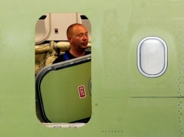 В Таиланде мужчина во время полета пытался выйти из самолета