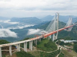 В Китае возвели самый высокий навесной мост