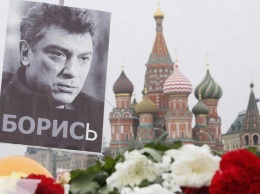 В мэрию Москвы передали подписи за установку таблички на "мосту Немцова"