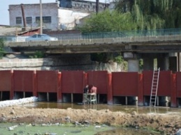 В Кропивницком завершается капитальный ремонт гидросооружения на Ингуле рядом с Михайловским мостом