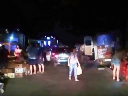 В Херсоне в центре города по ночам буйствует стихийная торговля (видео)