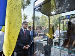 П.Порошенко посетил музей АТО "Шляхами Донбасса" в Днепре