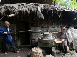 В Китае супружеская пара живет в пещере уже более 50 лет