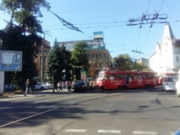 В Днепре из-за неправильно припаркованного авто остановились трамваи