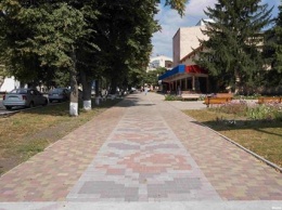 В центре Лохвицы проложили "вышиванковую" дорогу (фото)