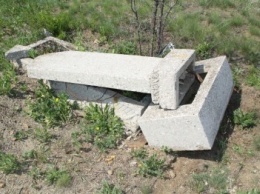 В Запорожской области малолетние преступники повредили 23 могилы