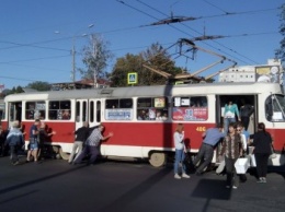 Трамвайный "дрифт": харьковчане сами заталкивали вагон на рельсы (ФОТОФАКТ)