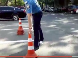 Под окнами Лорткипанидзе одесские полицейские устроили незаконную парковку (ВИДЕО)