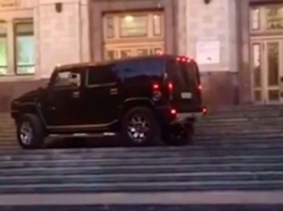 Полиция проверяет ролик с Hummer, катающимся по ступеням высотки МГУ