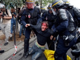 В Париже протесты против увеличения рабочего дня и рабочей недели. Правоохранители применили слезоточивый газ и шумовые гранаты