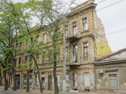 В центре Одессы в любую минуту может рухнуть аварийный фасад на дорогу (ФОТО)