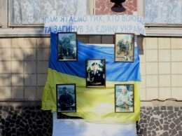 На стене лицея, где учился Михаил Мещеряков, погибший в зоне АТО, установили мемориальную доску (ФОТО)