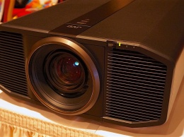 JVC представила проектор DLA-Z1 с поддержкой 4K