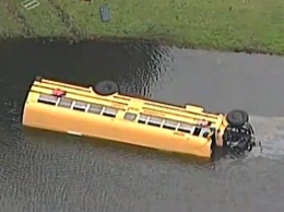 Автобус с 27 детьми перевернулся в озеро с аллигаторами. Как 10-летний мальчик сумел спасти их?