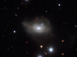 «Голодающая» черная дыра привела к потемнению яркой галактики