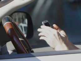 Великобритания в два раза увеличит штраф любителям поговорить по телефону за рулем