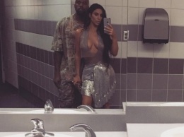Ким Кардашьян сфотографировалась с мужем в туалете