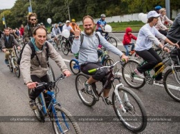 Тысячи велосипедистов проехали по центру Харькова