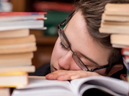 Опрос: Более 40% школьников жалуются на головные боли из-за уроков