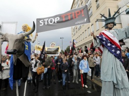 Сотни тысяч немцев вышли на улицы, протестуя против соглашения с США