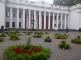 На главной площади Одессы выставка икебан и рабочая приемная народного депутата (ФОТО)