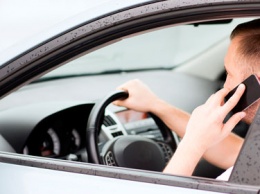 В Великобритании автомобилистов за разговоры по телефону начнут лишать прав