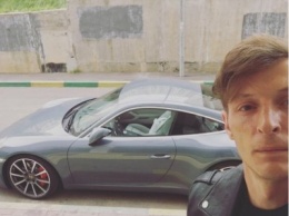 Павел Воля сделал фото на фоне Porsche 911